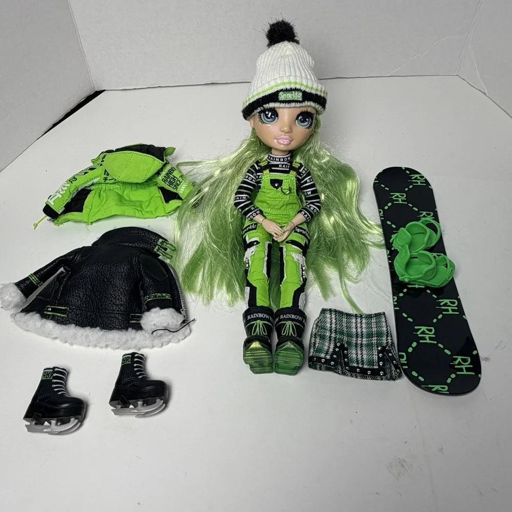 Rainbow High Winter Break Jade Hunter Green Winter Break Fashion Doll & Playset‎